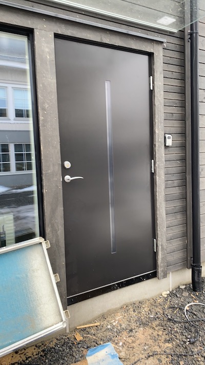 Ytterdøren på plass - 24.02.2021
